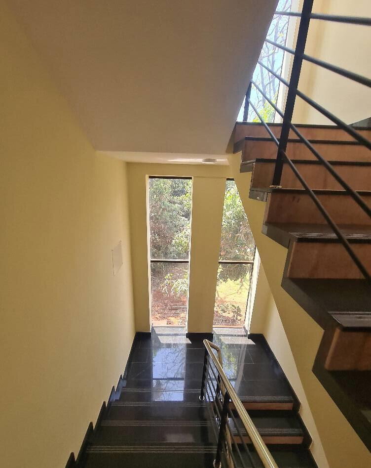 5-Ensuite Townhouse with DSQ & Fitted Kitchen - Lavington