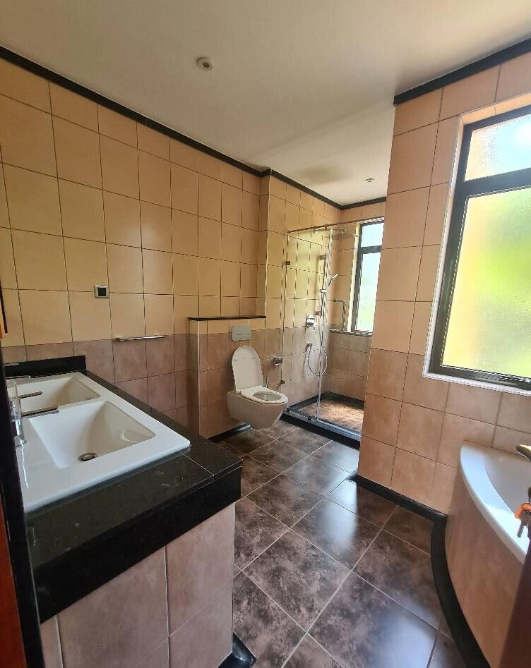 5-Ensuite Townhouse with DSQ & Fitted Kitchen - Lavington