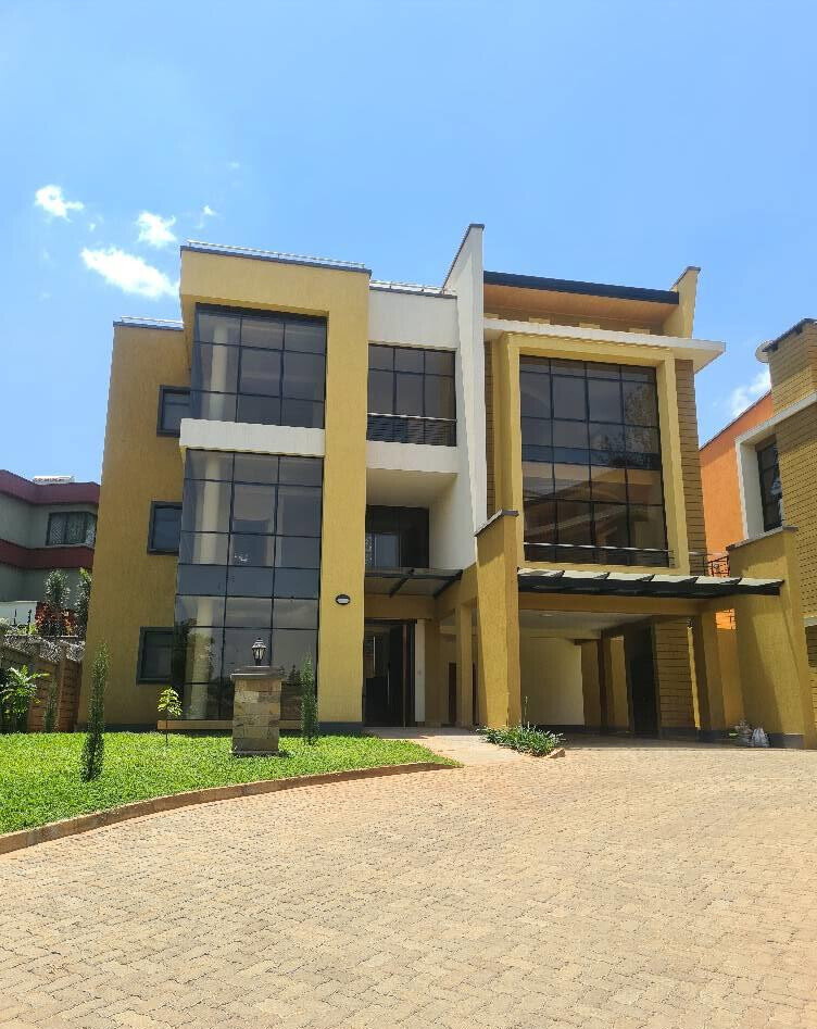 5-Ensuite Townhouse with DSQ & Fitted Kitchen - Lavington
