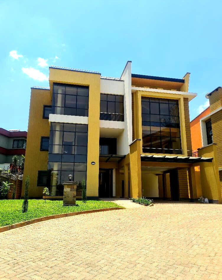 5-Ensuite Townhouse with DSQ & Fitted Kitchen - Lavington