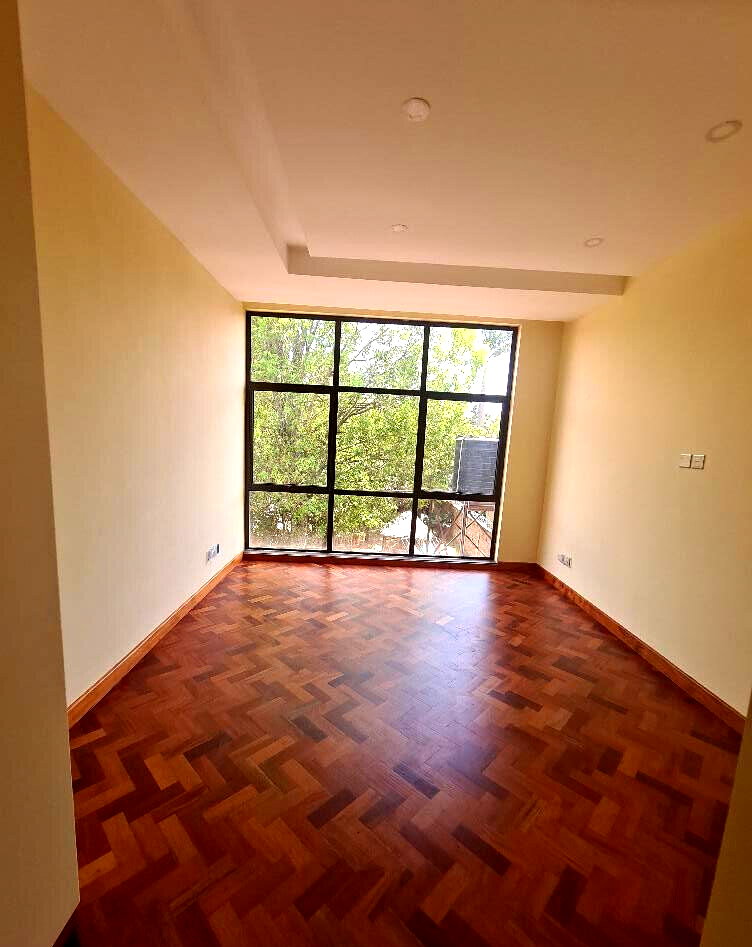 5-Ensuite Townhouse with DSQ & Fitted Kitchen - Lavington