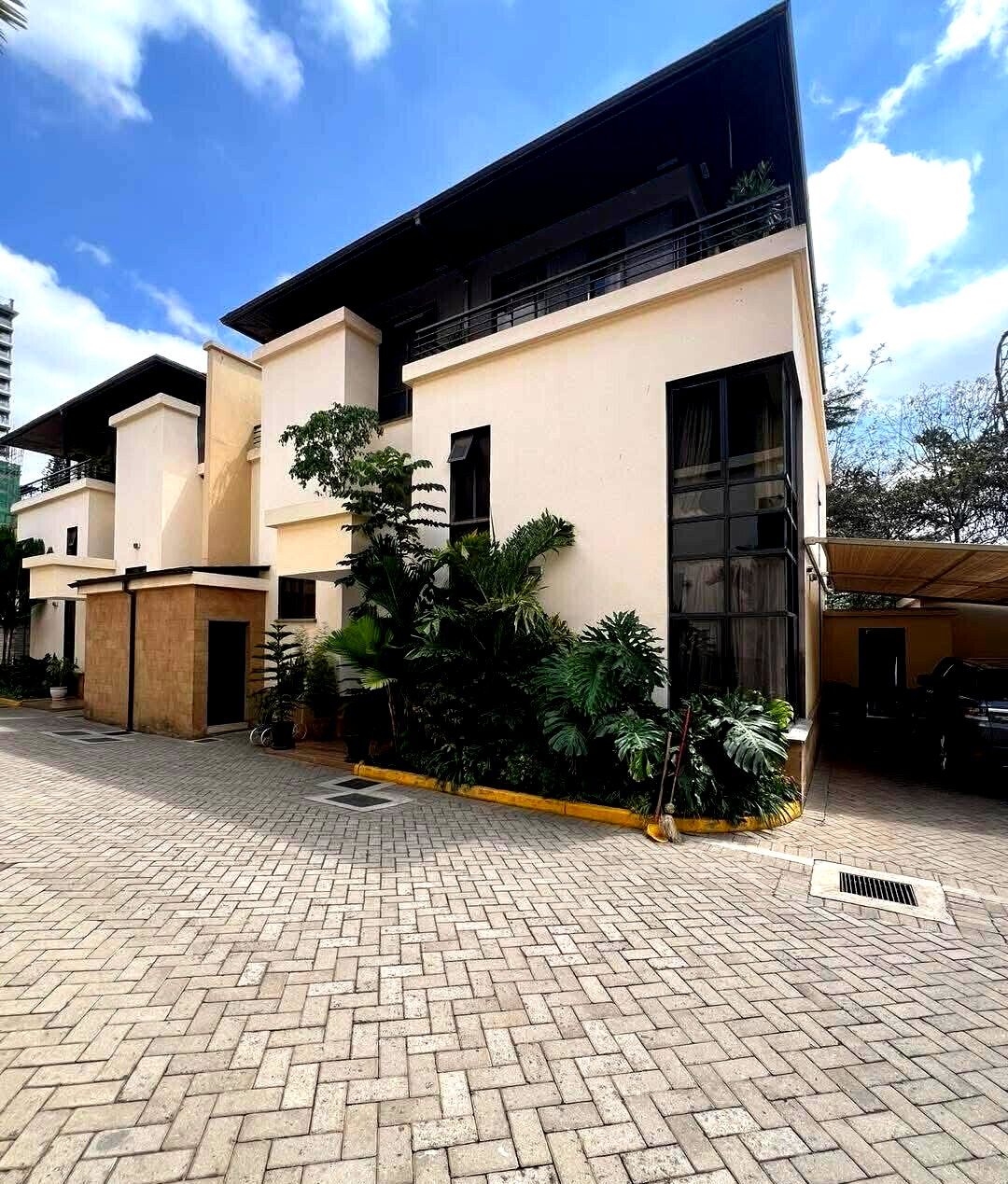 5-Ensuite Townhouse with DSQ & Private Backyard - Lavington
