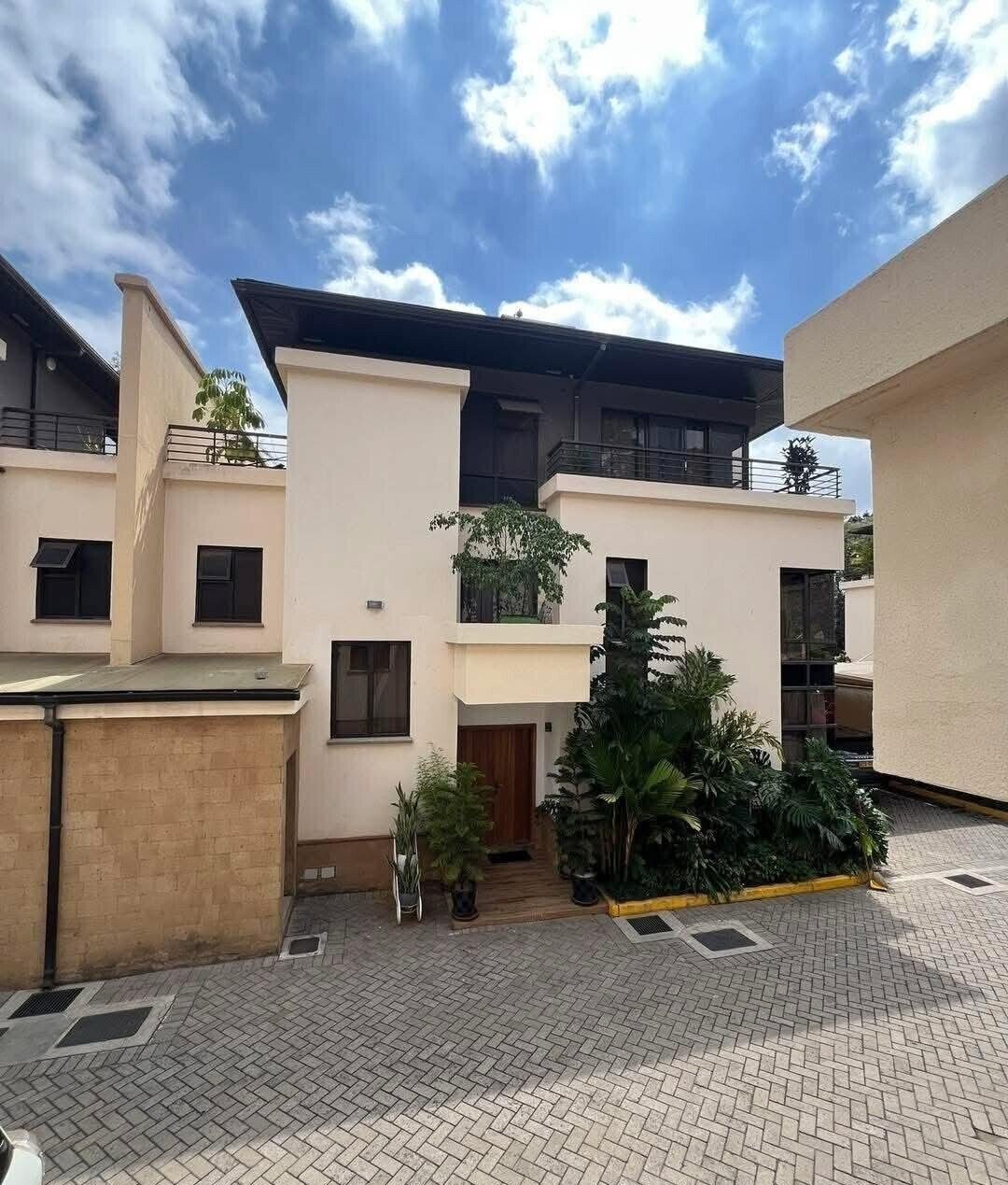 5-Ensuite Townhouse with DSQ & Private Backyard - Lavington