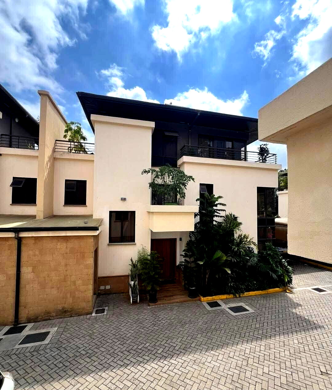 5-Ensuite Townhouse with DSQ & Private Backyard - Lavington