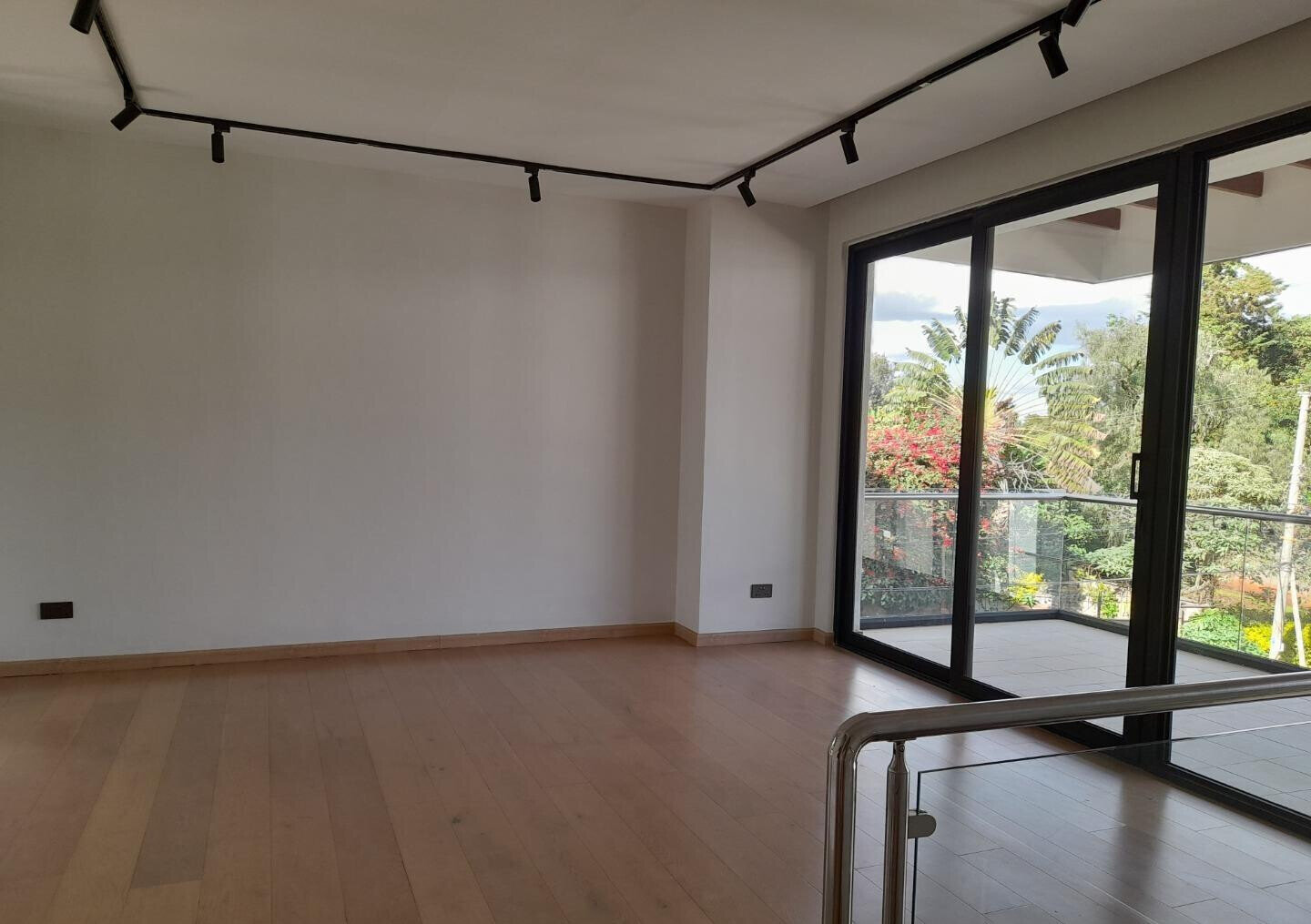4-Ensuite Townhouse with Private Garden & DSQ - Lavington