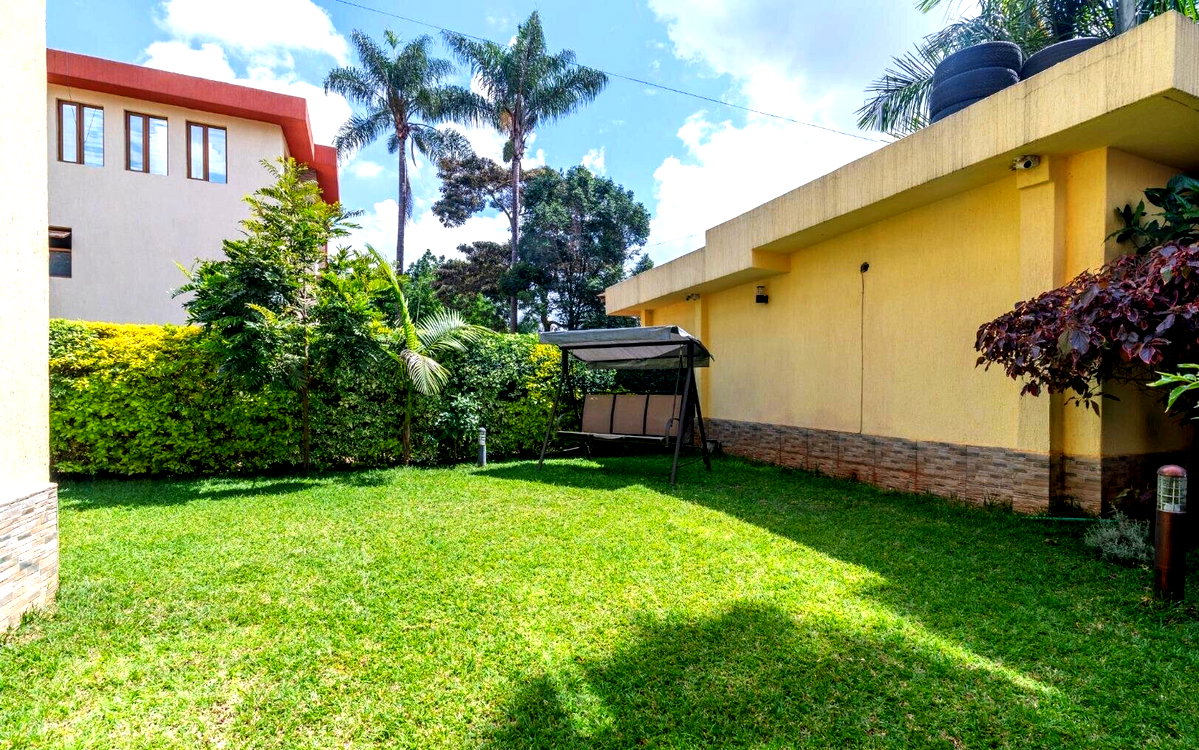 Algarve Villas 5-Ensuite Townhouse with Jacuzzi & Fireplace - Lavington