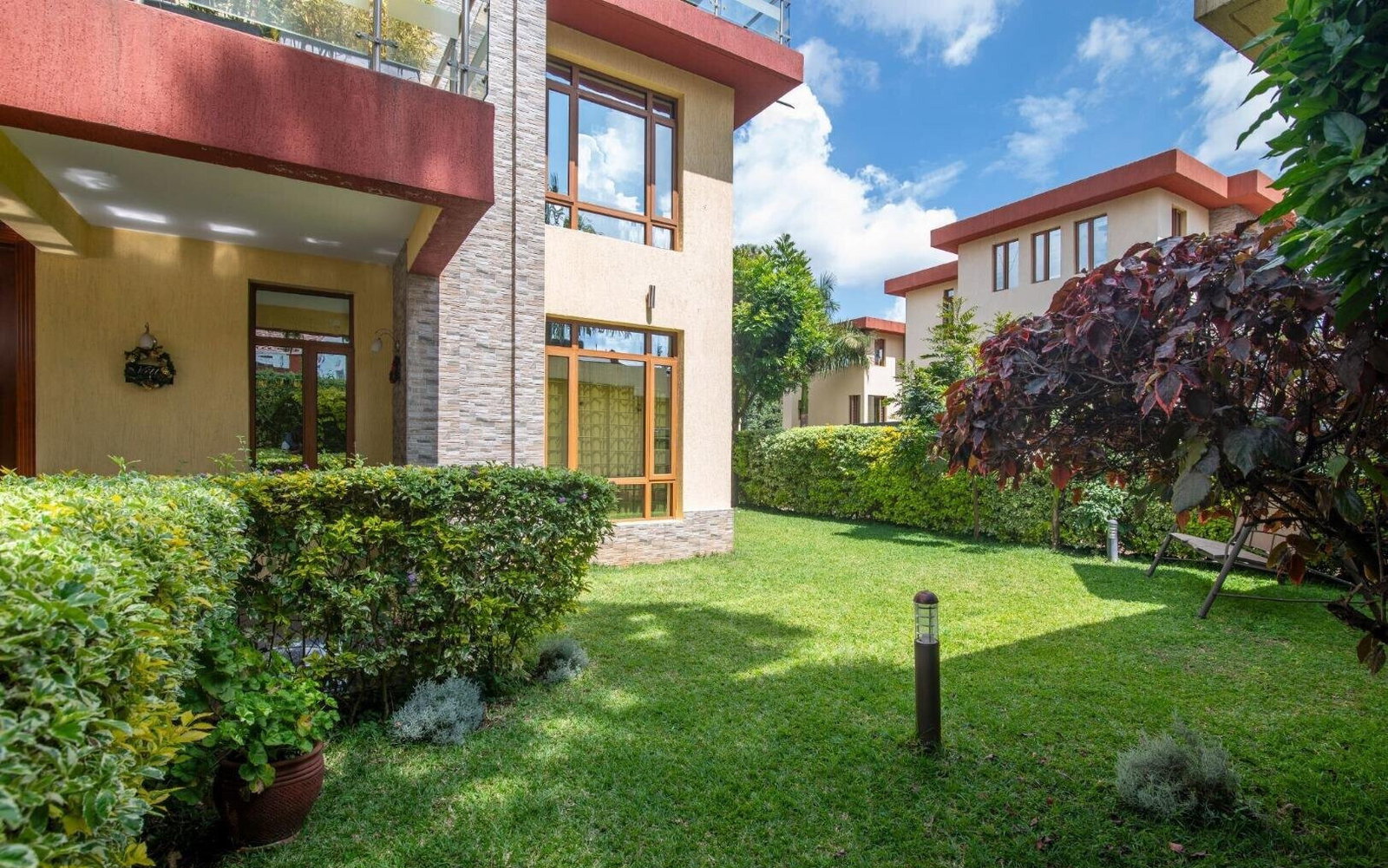 Algarve Villas 5-Ensuite Townhouse with Jacuzzi & Fireplace - Lavington