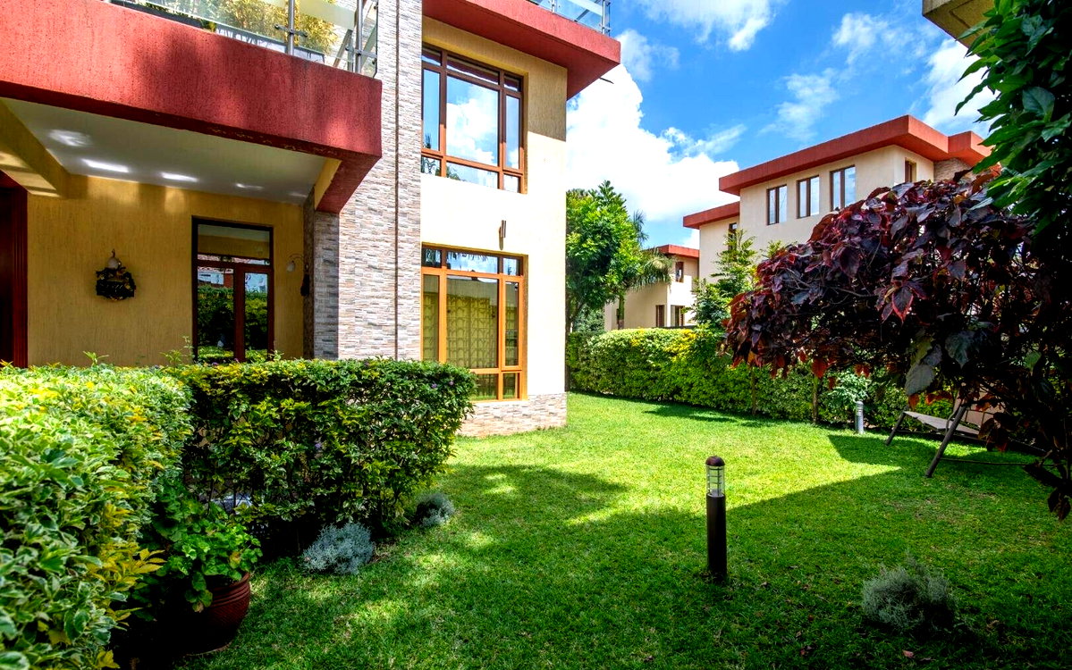 Algarve Villas 5-Ensuite Townhouse with Jacuzzi & Fireplace - Lavington