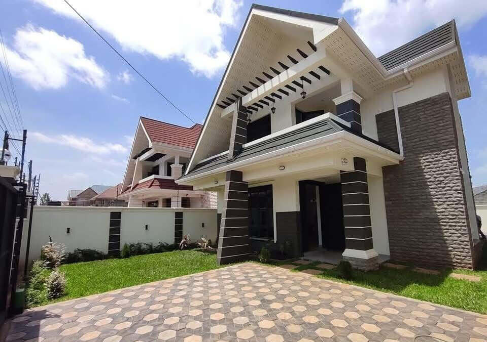 4BR Villa with Pool, Clubhouse & Staff Quarter - Membley Estate
