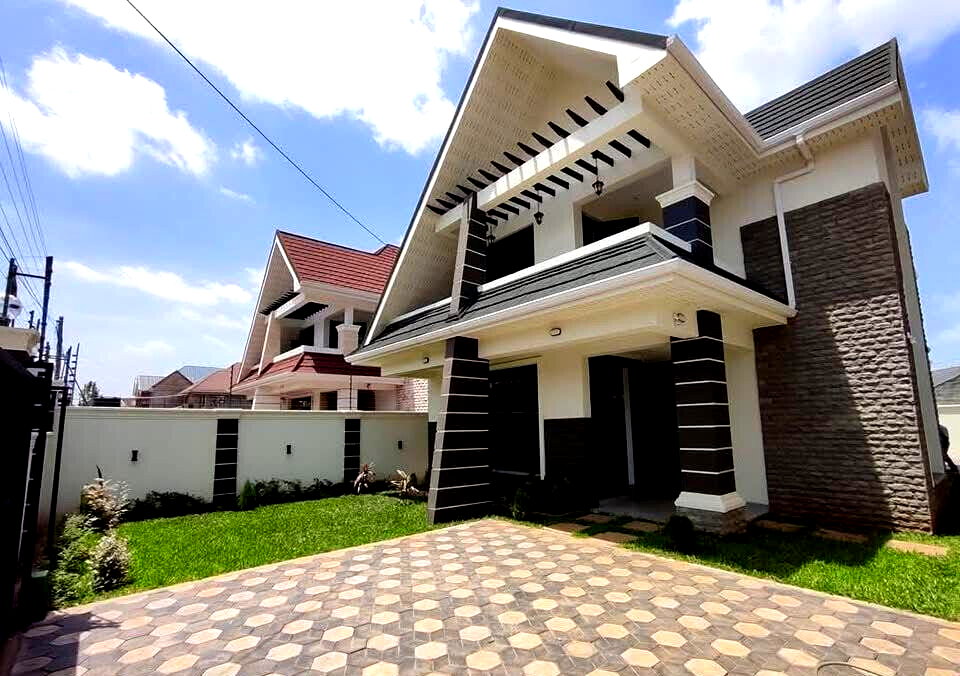 4BR Villa with Pool, Clubhouse & Staff Quarter - Membley Estate
