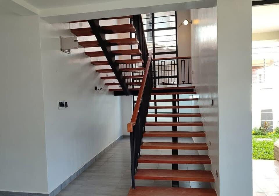 4BR Villa with Pool, Clubhouse & Staff Quarter - Membley Estate