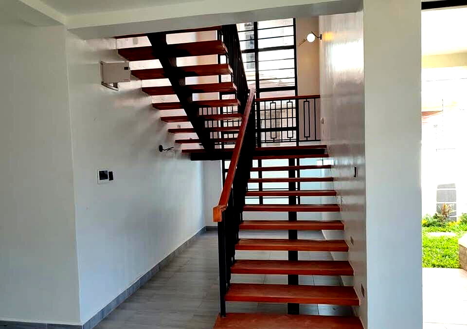 4BR Villa with Pool, Clubhouse & Staff Quarter - Membley Estate