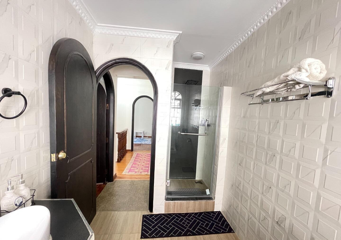 5-Bed Townhouse with Guest Wing & Pool Access - Riverside