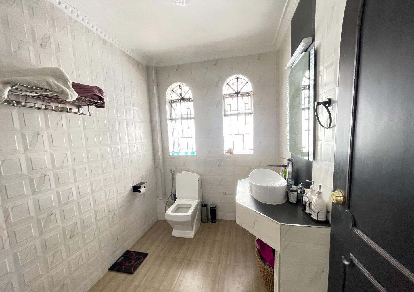 5-Bed Townhouse with Guest Wing & Pool Access - Riverside