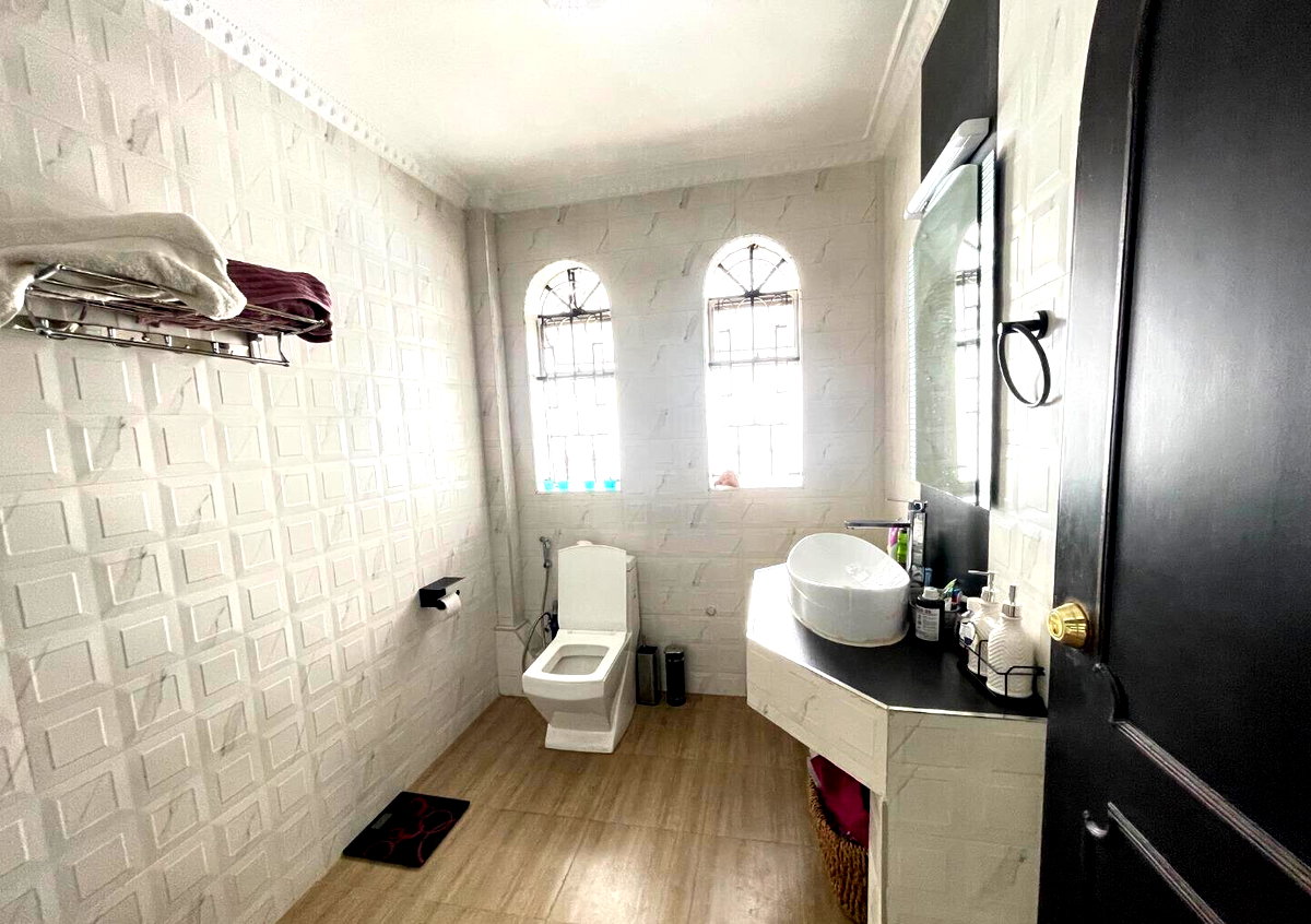 5-Bed Townhouse with Guest Wing & Pool Access - Riverside