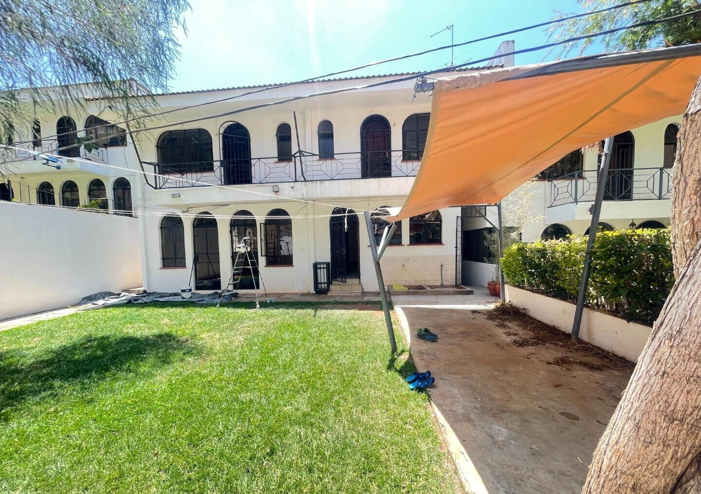 5-Bed Townhouse with Guest Wing & Pool Access - Riverside