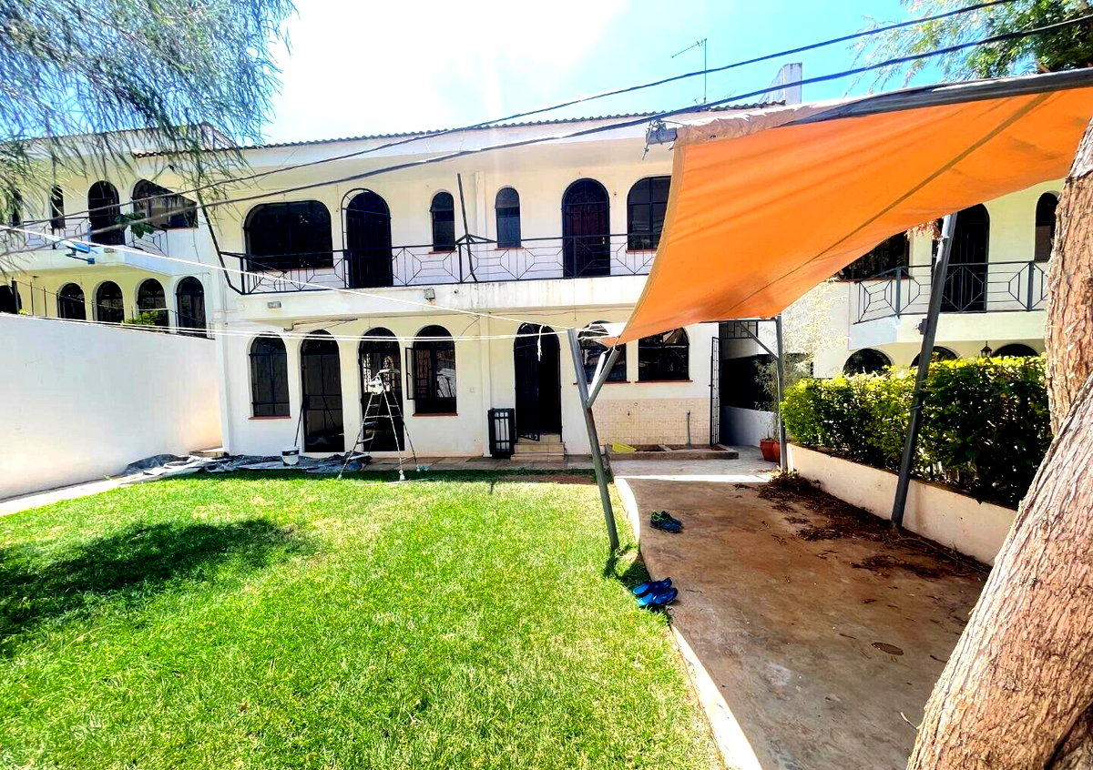 5-Bed Townhouse with Guest Wing & Pool Access - Riverside