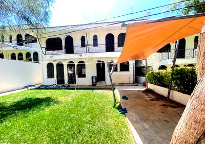 5-Bed Townhouse with Guest Wing & Pool Access - Riverside