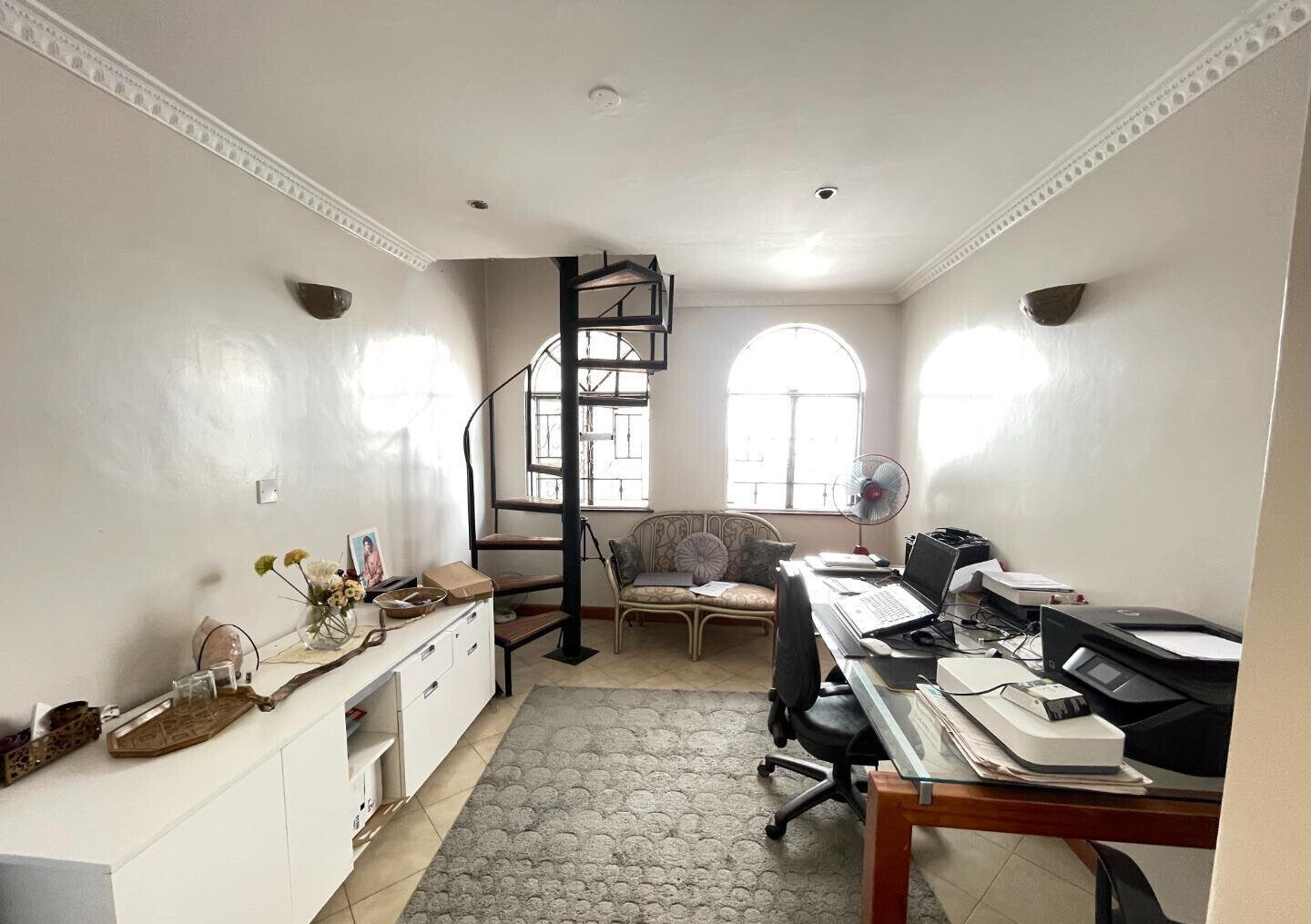 5-Bed Townhouse with Guest Wing & Pool Access - Riverside