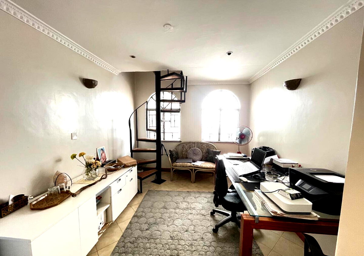 5-Bed Townhouse with Guest Wing & Pool Access - Riverside