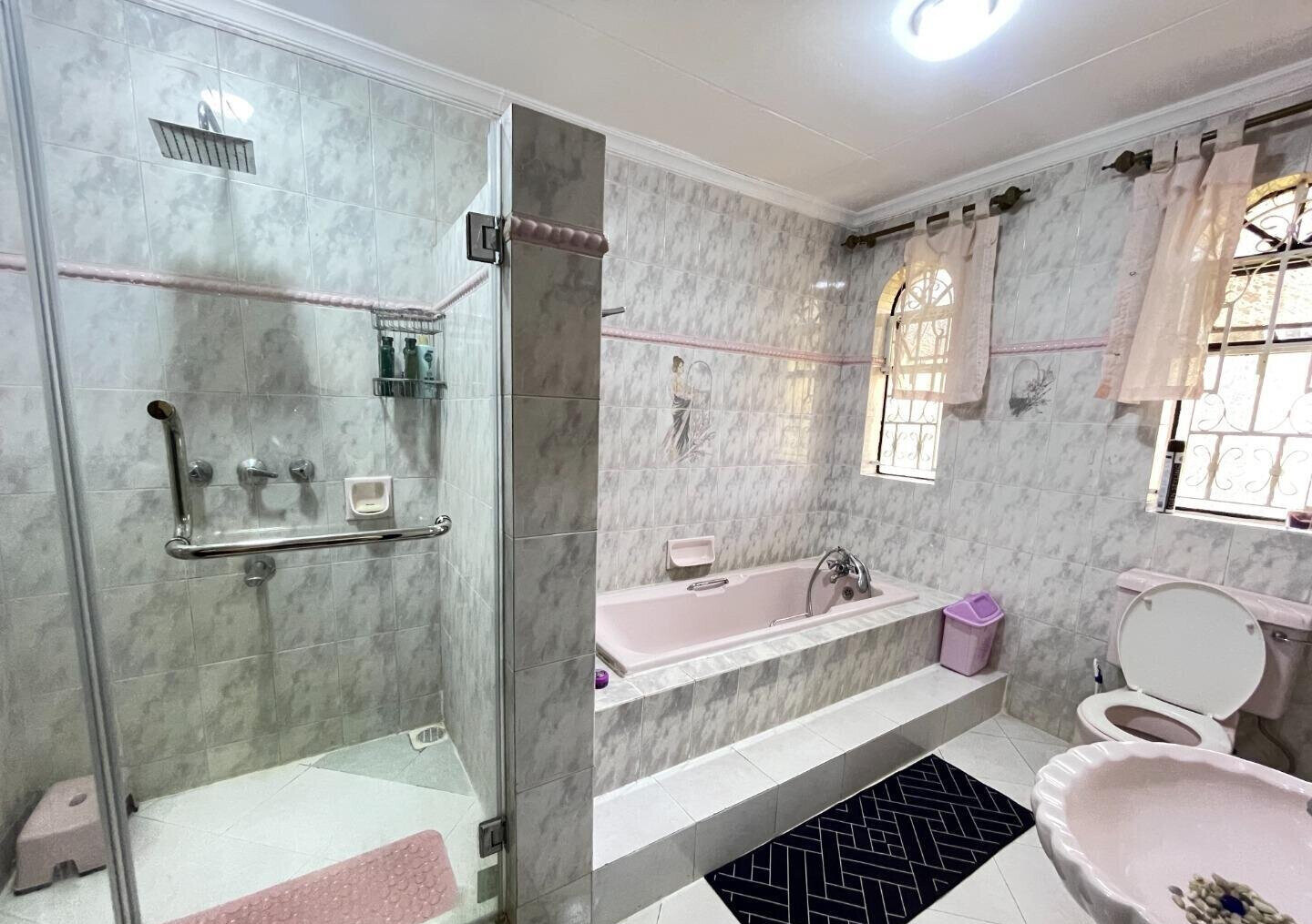 5-Bed Townhouse with Guest Wing & Pool Access - Riverside