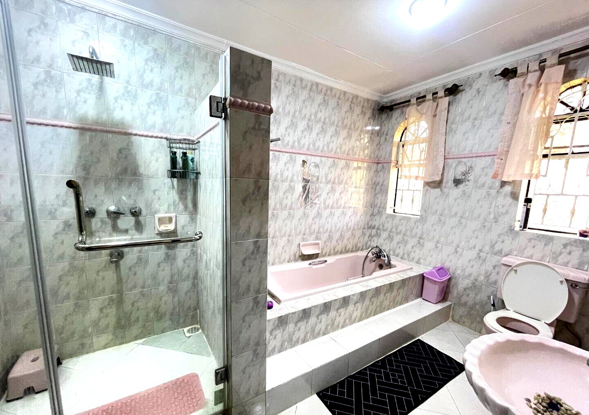 5-Bed Townhouse with Guest Wing & Pool Access - Riverside