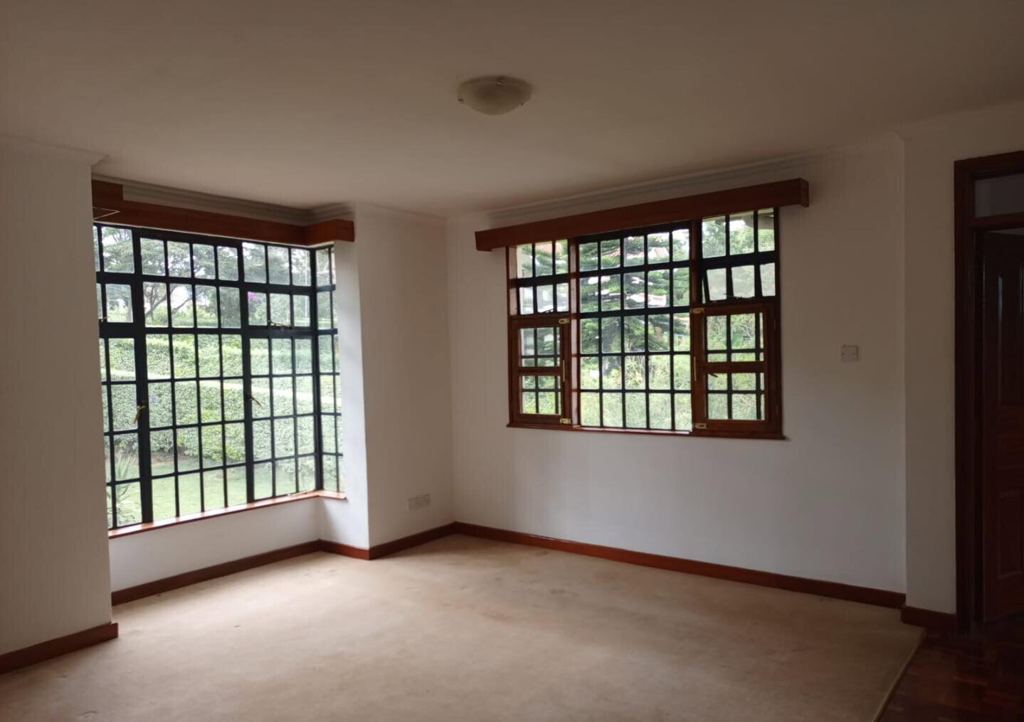 Half-Acre Gated Townhouse with Pool & Gym – Rosslyn