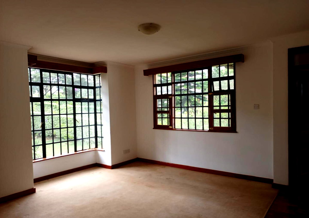 Half-Acre Gated Townhouse with Pool & Gym – Rosslyn