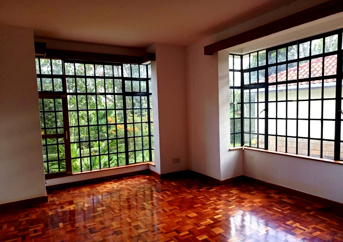 Half-Acre Gated Townhouse with Pool & Gym – Rosslyn