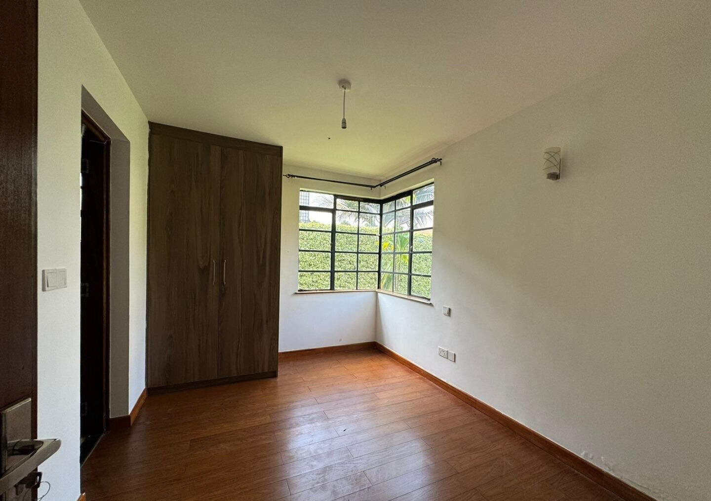 Corner Townhouse with Expansive Garden & Valley Views - Kitisuru