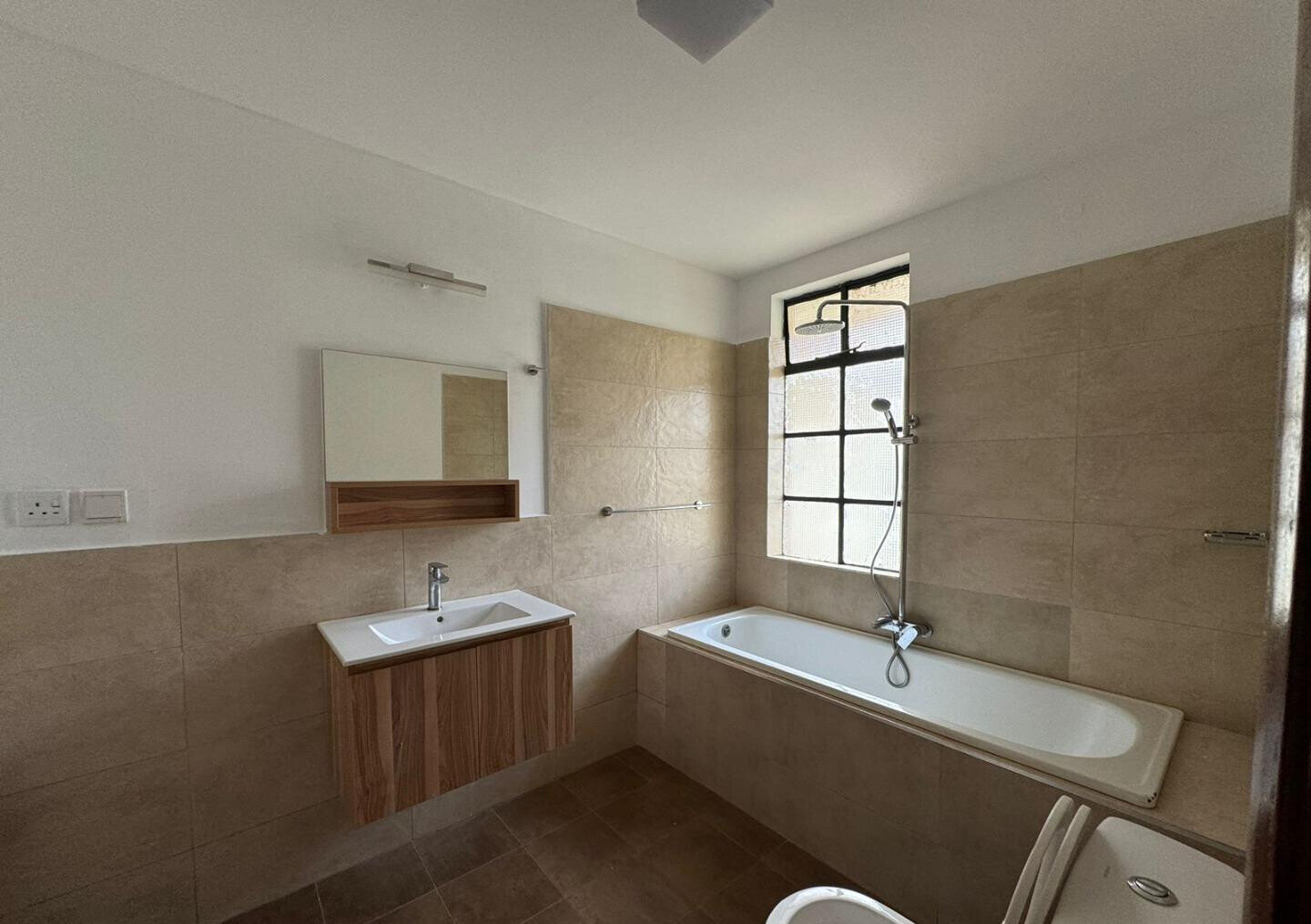 Corner Townhouse with Expansive Garden & Valley Views - Kitisuru