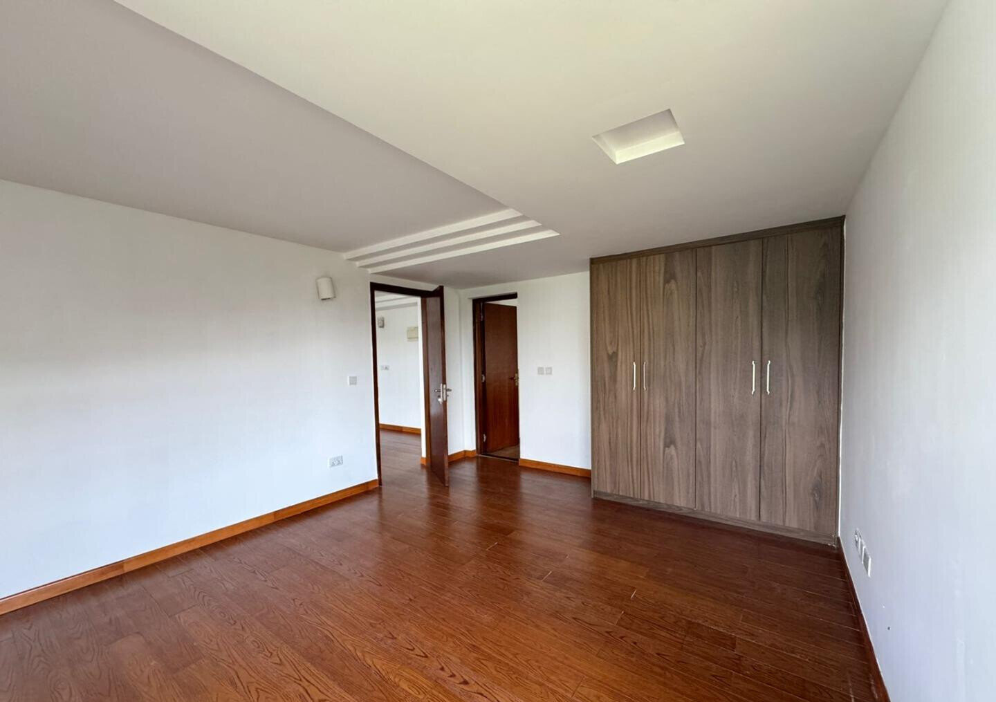 Corner Townhouse with Expansive Garden & Valley Views - Kitisuru