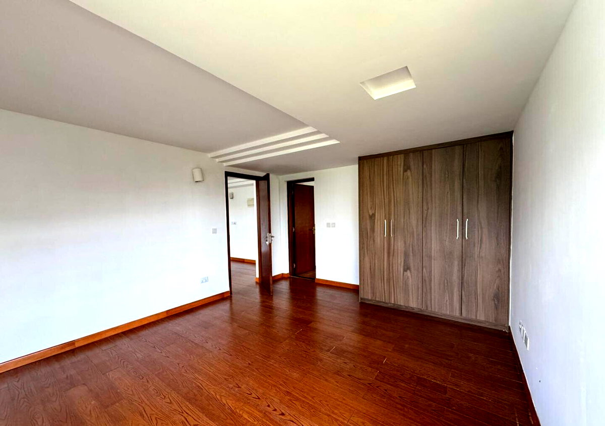 Corner Townhouse with Expansive Garden & Valley Views - Kitisuru
