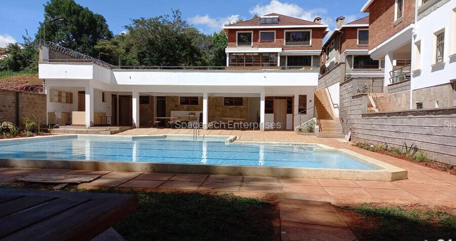 5-Bed Townhouse with Private Garden & Pool Access - Spring Valley