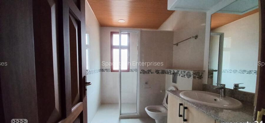 5-Bed Townhouse with Private Garden & Pool Access - Spring Valley