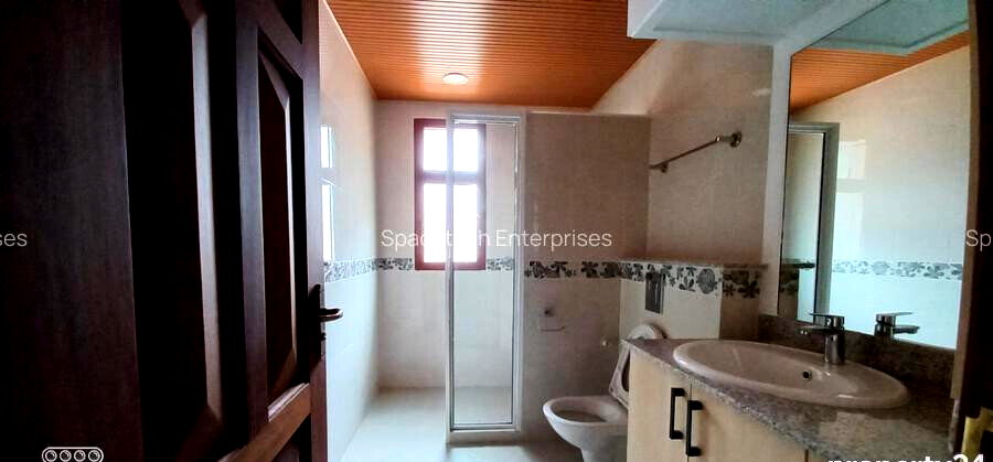 5-Bed Townhouse with Private Garden & Pool Access - Spring Valley