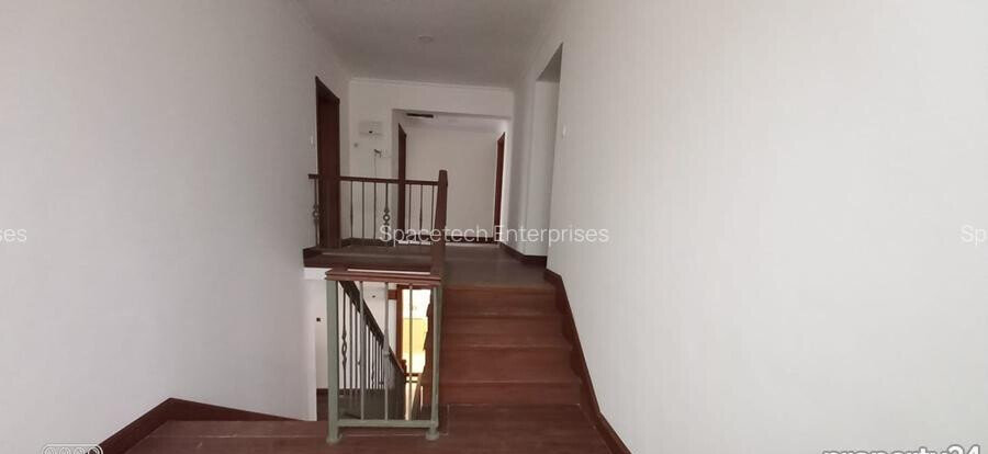 5-Bed Townhouse with Private Garden & Pool Access - Spring Valley