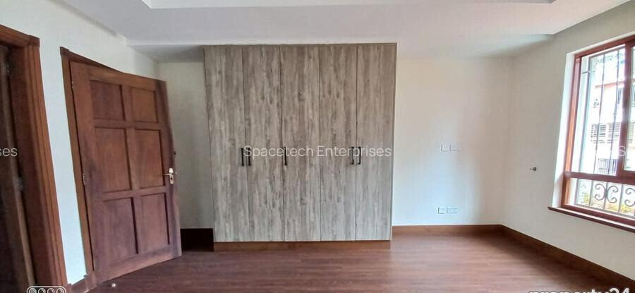 5-Bed Townhouse with Private Garden & Pool Access - Spring Valley