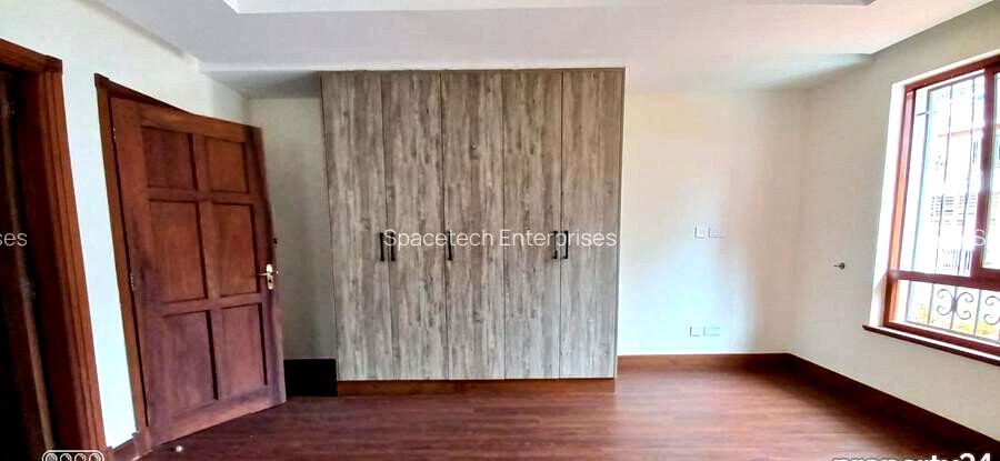 5-Bed Townhouse with Private Garden & Pool Access - Spring Valley