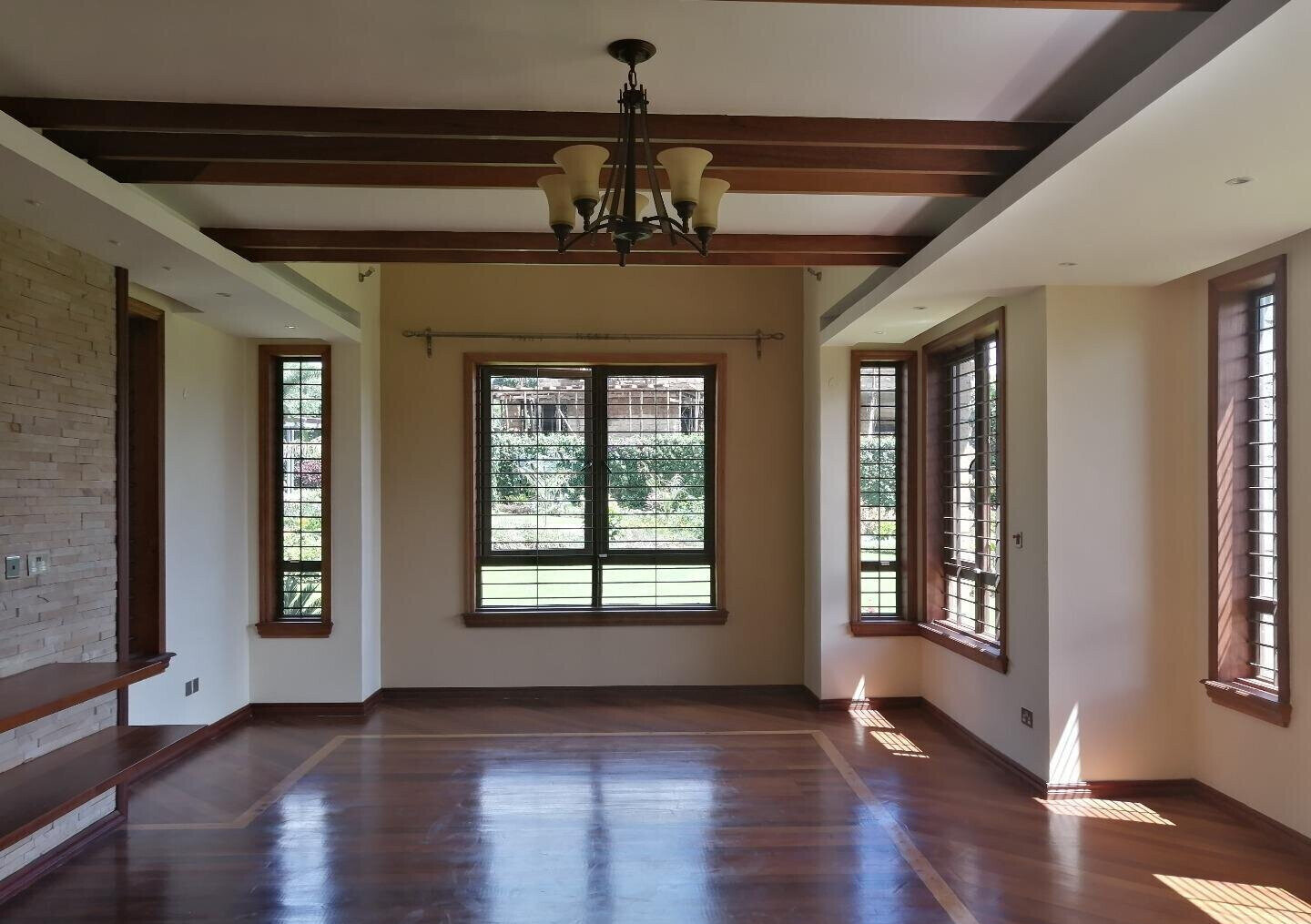 5BR Villa with Guesthouse & Curving Staircase - Runda
