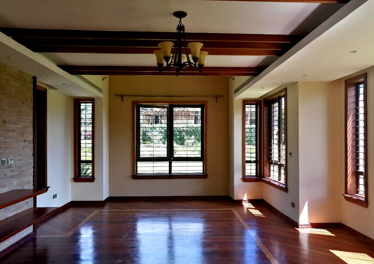 5BR Villa with Guesthouse & Curving Staircase - Runda