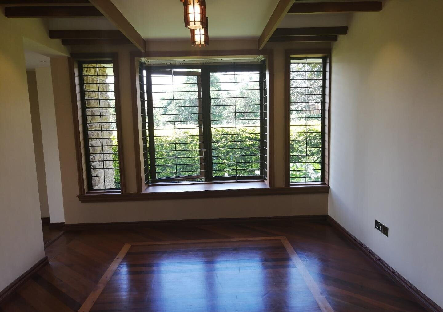 5BR Villa with Guesthouse & Curving Staircase - Runda