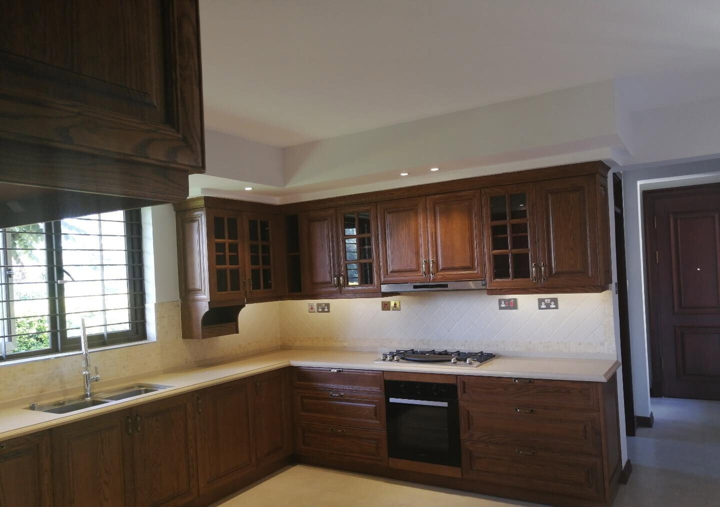 5BR Villa with Guesthouse & Curving Staircase - Runda