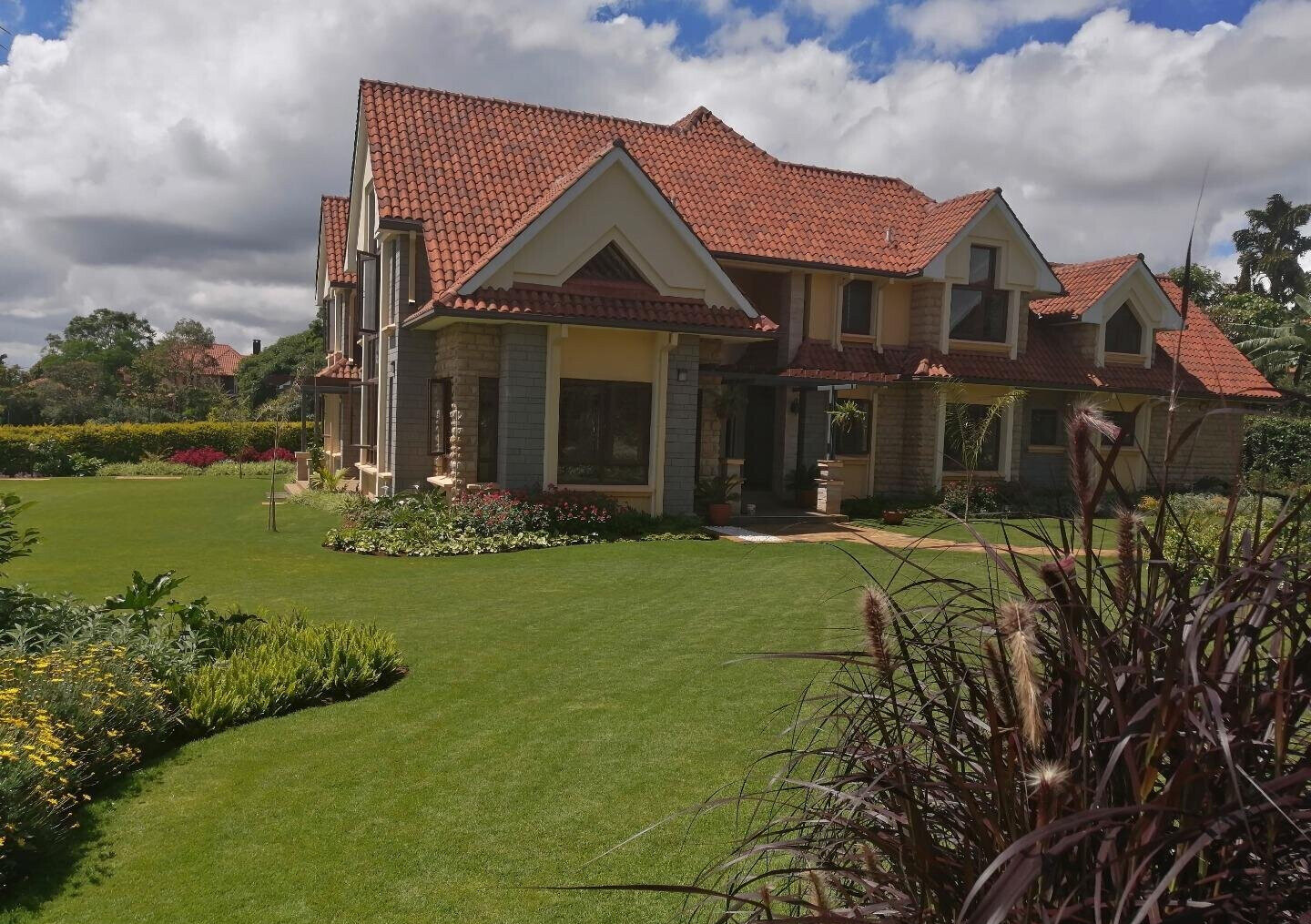 5BR Villa with Guesthouse & Curving Staircase - Runda
