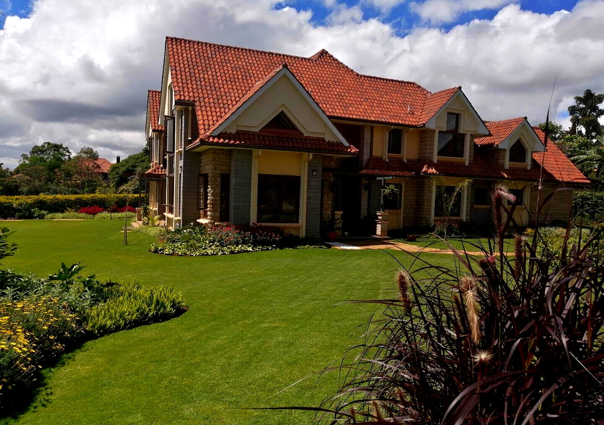 5BR Villa with Guesthouse & Curving Staircase - Runda