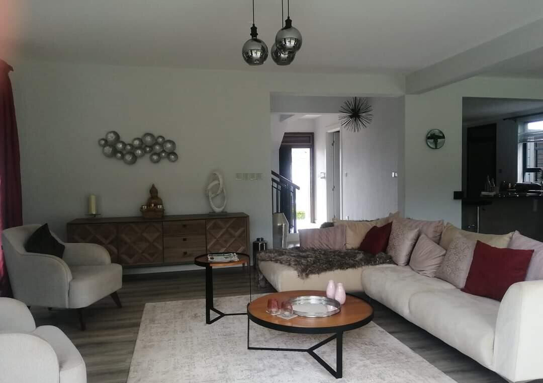 4BR Townhouse with Clubhouse & Heated Pool - Runda
