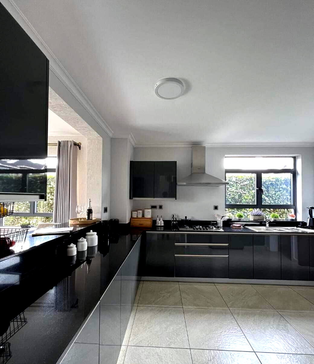 4BR Townhouse with Clubhouse & Heated Pool - Runda