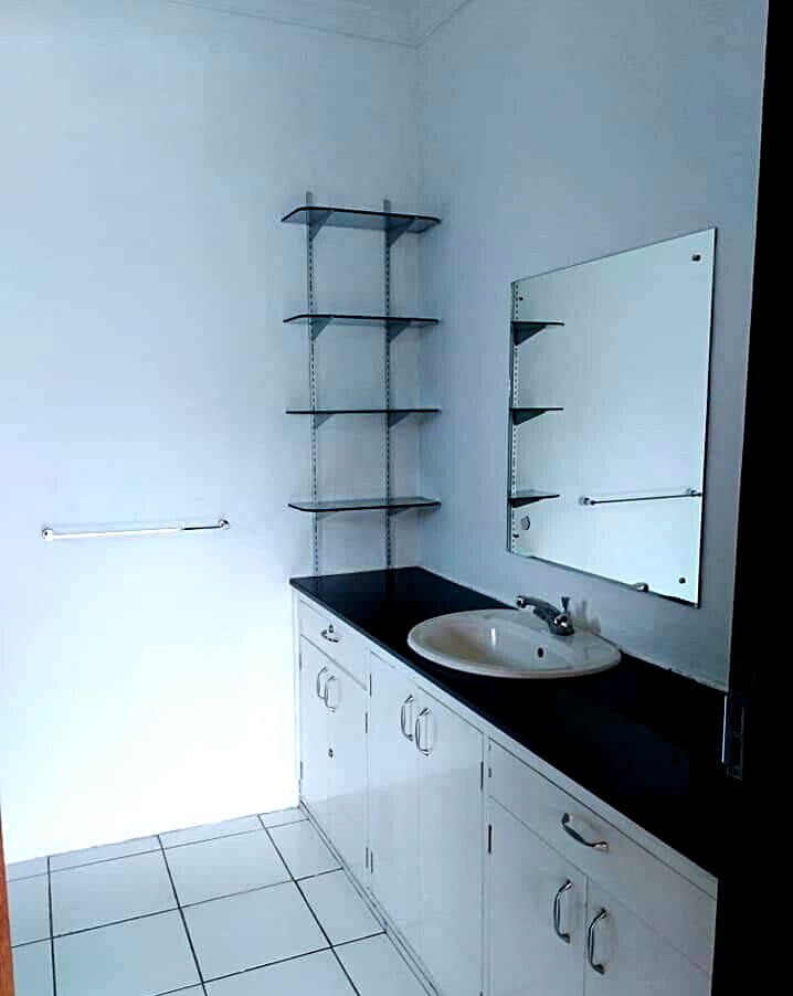 Semi-Detached 5-Bed Townhouse with Private Mature Garden - Lavington