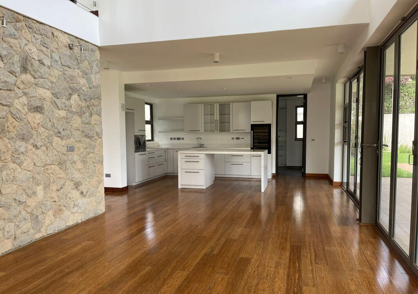 5-Ensuite Townhouse with Private Gym & Pool – Miotoni Karen
