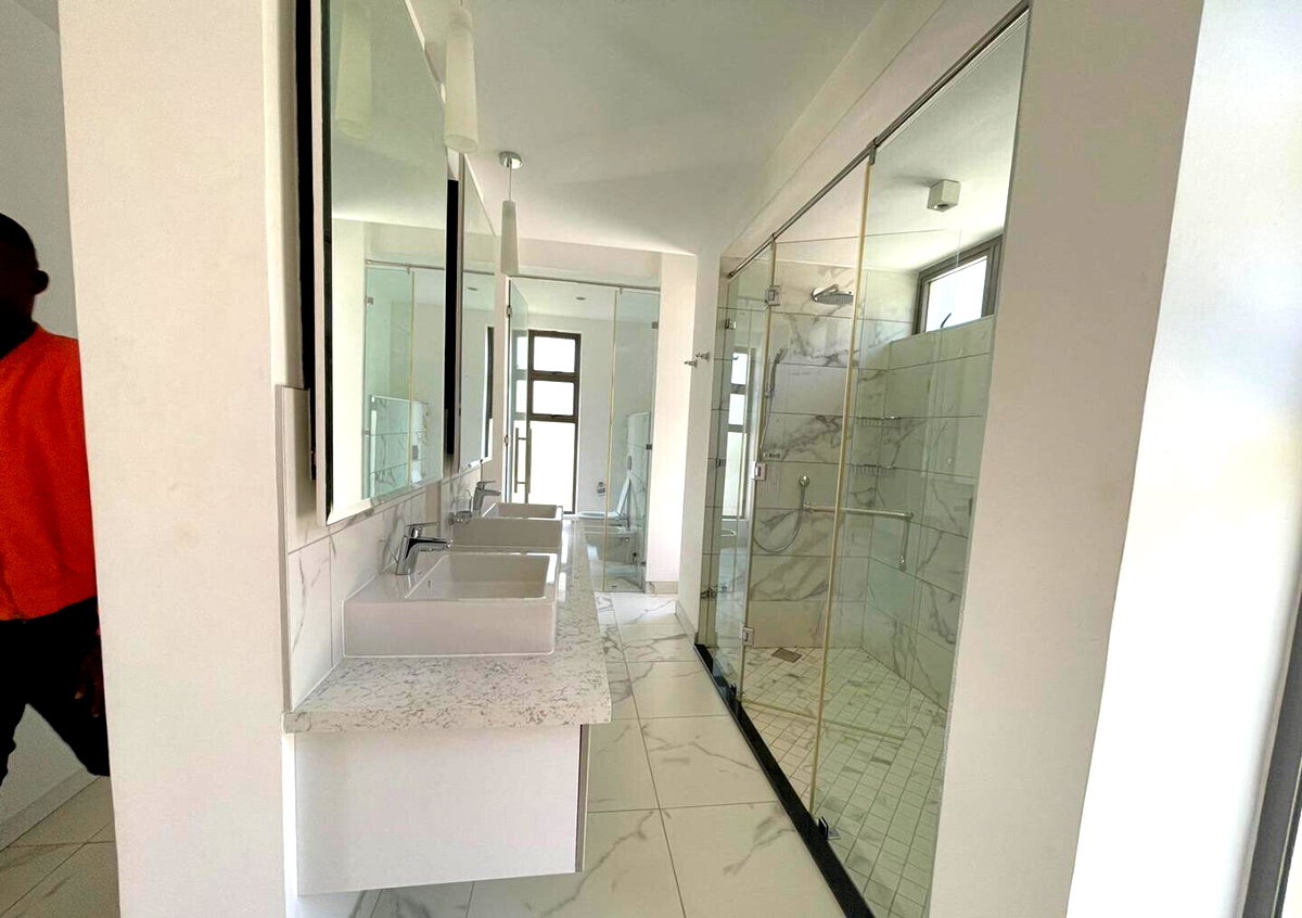 5-Ensuite Townhouse with Private Gym & Pool – Miotoni Karen